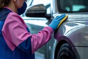 外装ディテイリング中のプロ作業風景