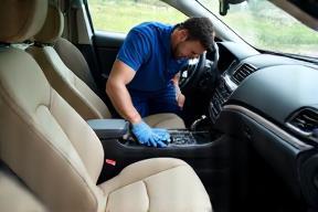 車内クリーニングをしている様子